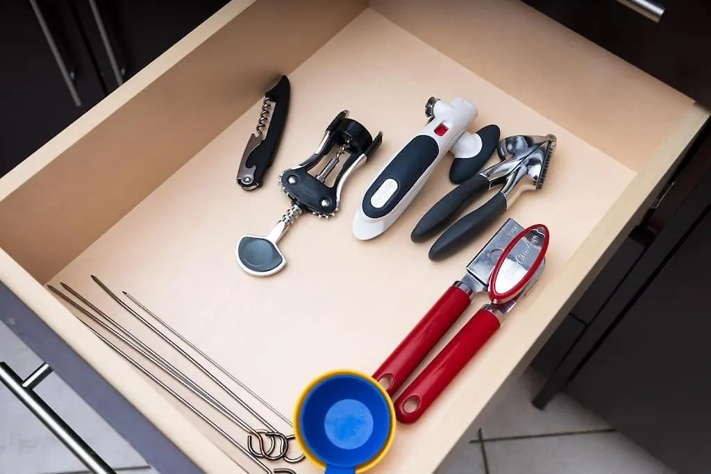 Spacious Bedroom With Garden View, Fridge, Workspace 0*, Toronto Canada