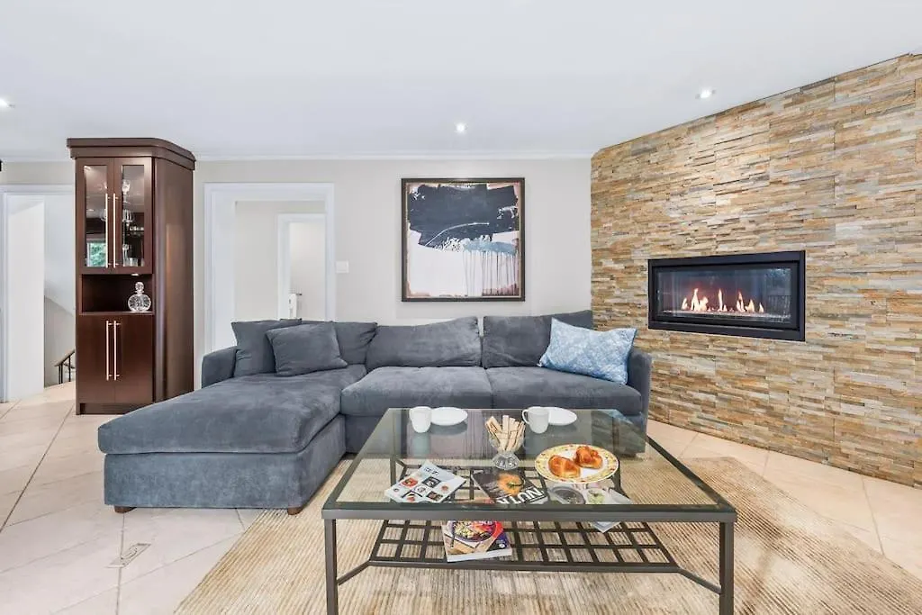 छुट्टी का घर Spacious Bedroom With Garden View, Fridge, Workspace Canada