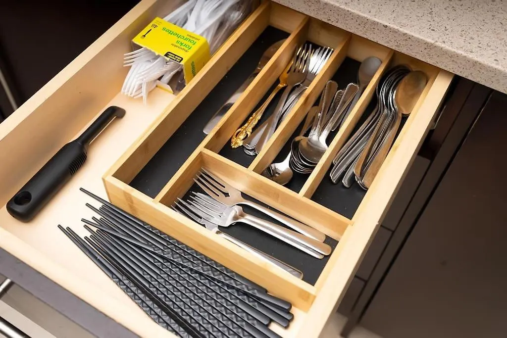 Spacious Bedroom With Garden View, Fridge, Workspace छुट्टी का घर