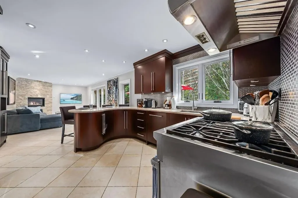 Spacious Bedroom With Garden View, Fridge, Workspace 0*, Toronto