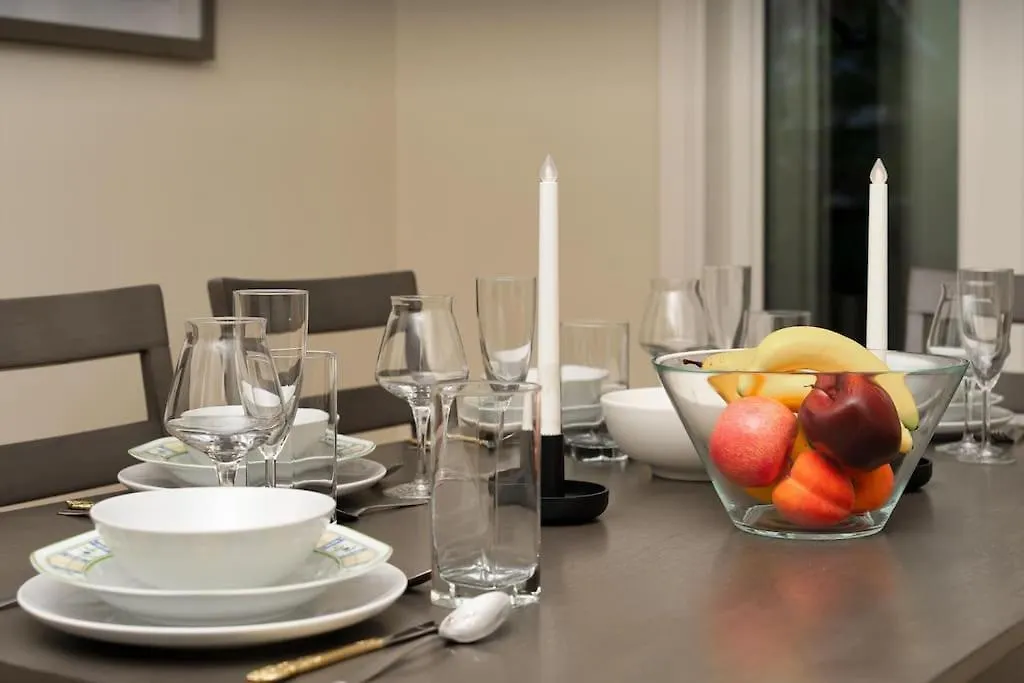 Spacious Bedroom With Garden View, Fridge, Workspace 0*, Toronto