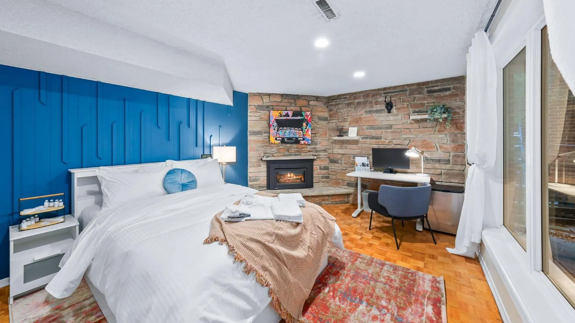 छुट्टी का घर Spacious Bedroom With Garden View, Fridge, Workspace Canada