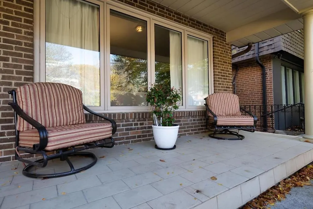 Spacious Bedroom With Garden View, Fridge, Workspace Toronto Holiday home