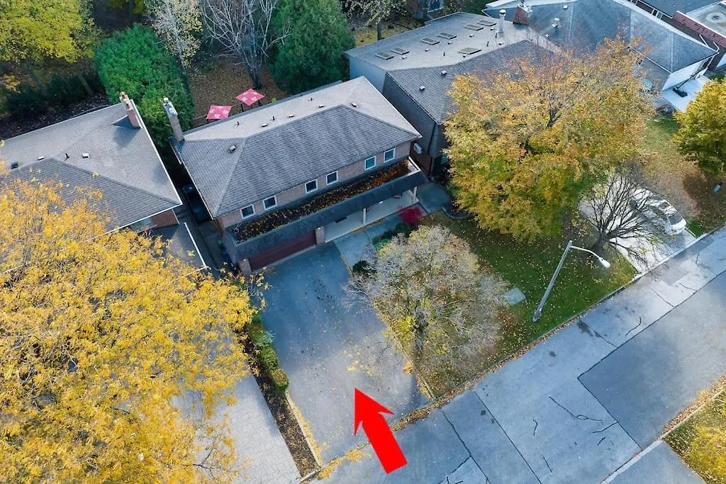 Spacious Bedroom With Garden View, Fridge, Workspace Toronto 0*,  Canada