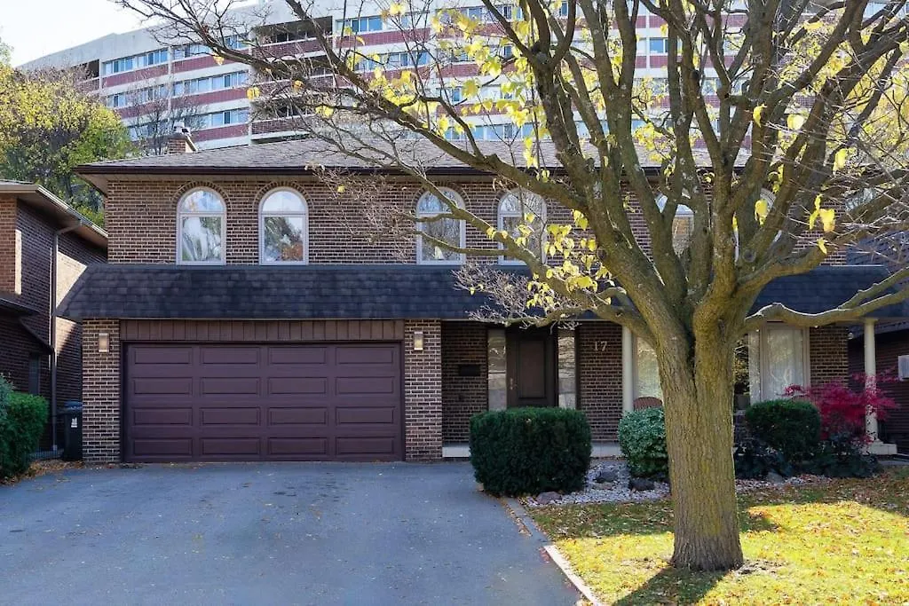 Spacious Bedroom With Garden View, Fridge, Workspace Toronto Holiday home