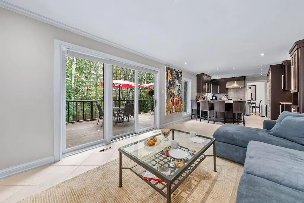 Holiday home Spacious Bedroom With Garden View, Fridge, Workspace Toronto