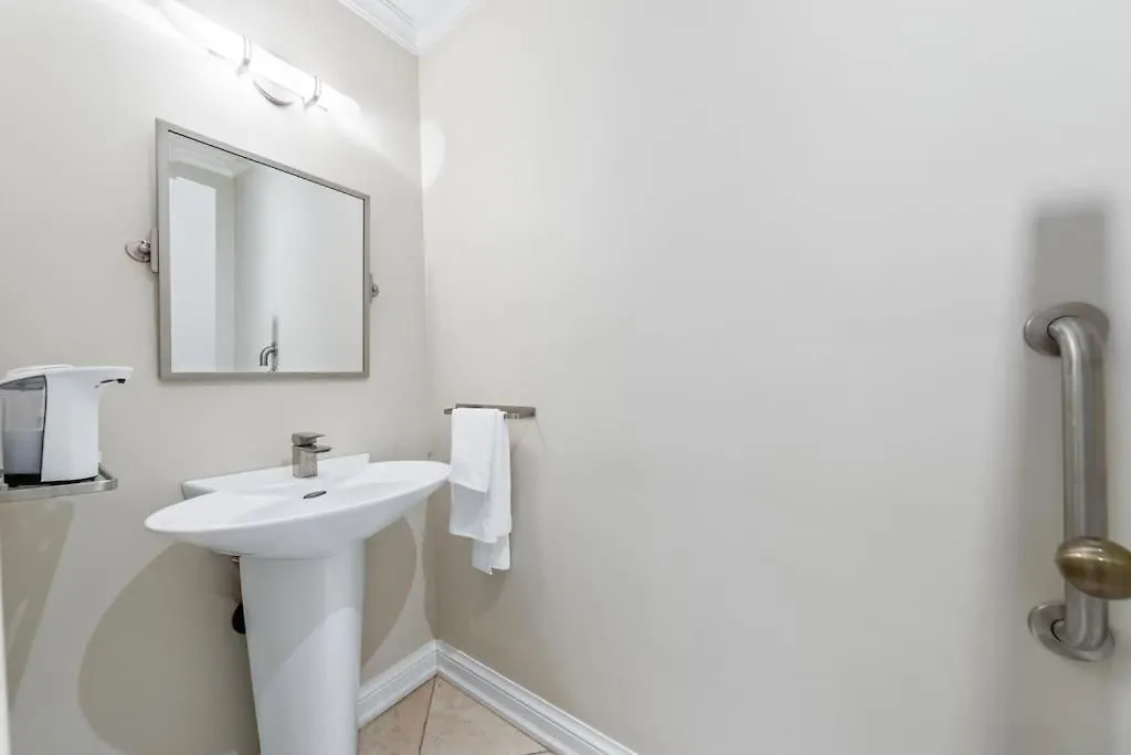 Spacious Bedroom With Garden View, Fridge, Workspace Toronto