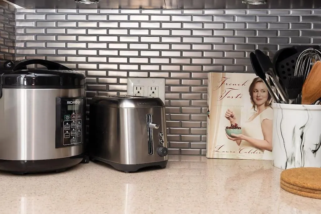 Holiday home Spacious Bedroom With Garden View, Fridge, Workspace Toronto Canada