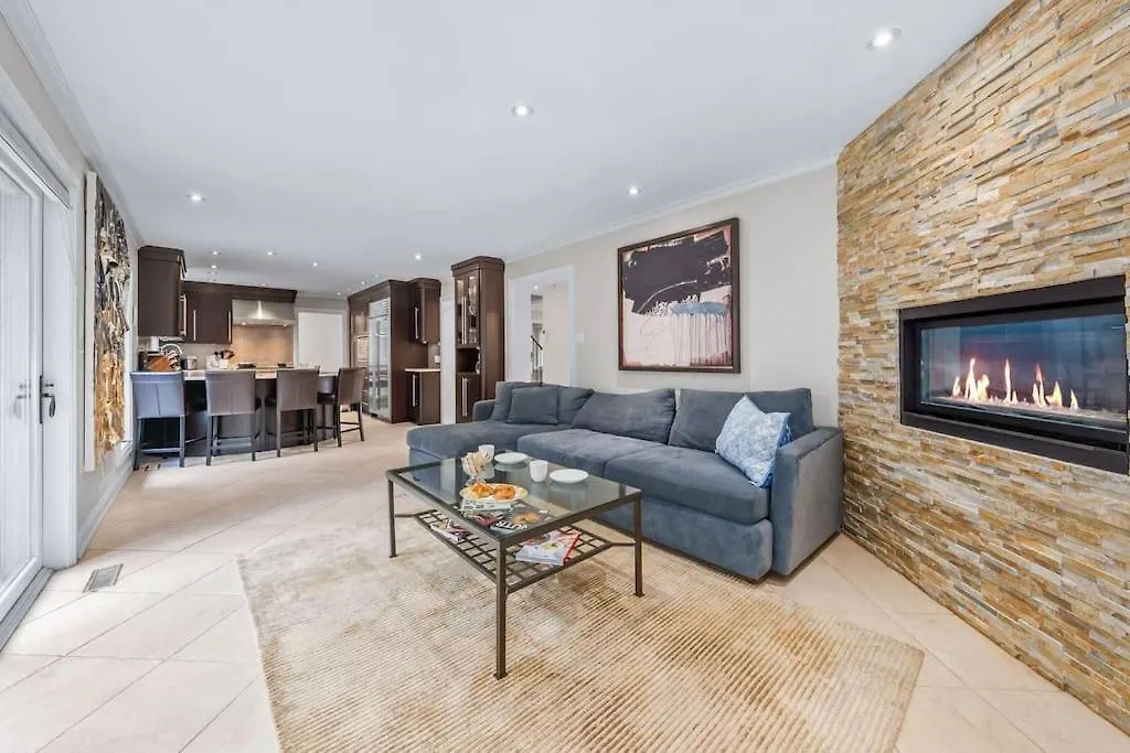 Spacious Bedroom With Garden View, Fridge, Workspace Toronto Holiday home