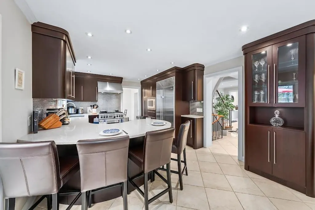 Holiday home Spacious Bedroom With Garden View, Fridge, Workspace Toronto