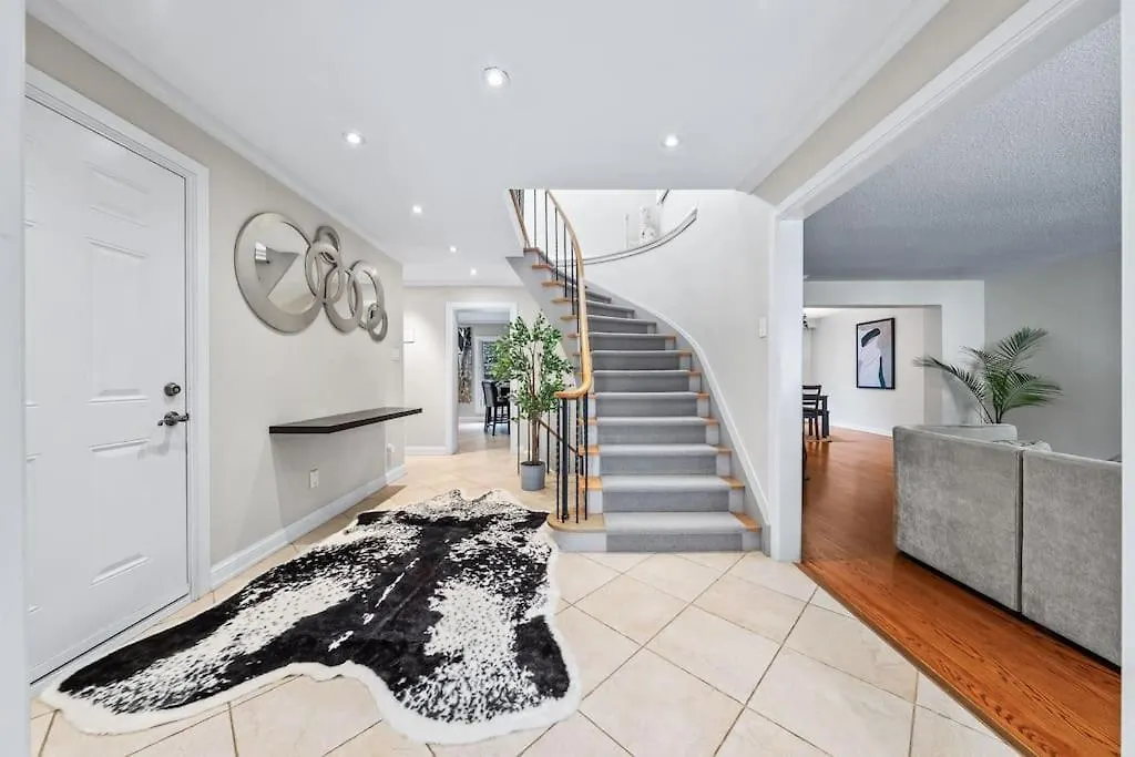 Spacious Bedroom With Garden View, Fridge, Workspace Toronto Holiday home