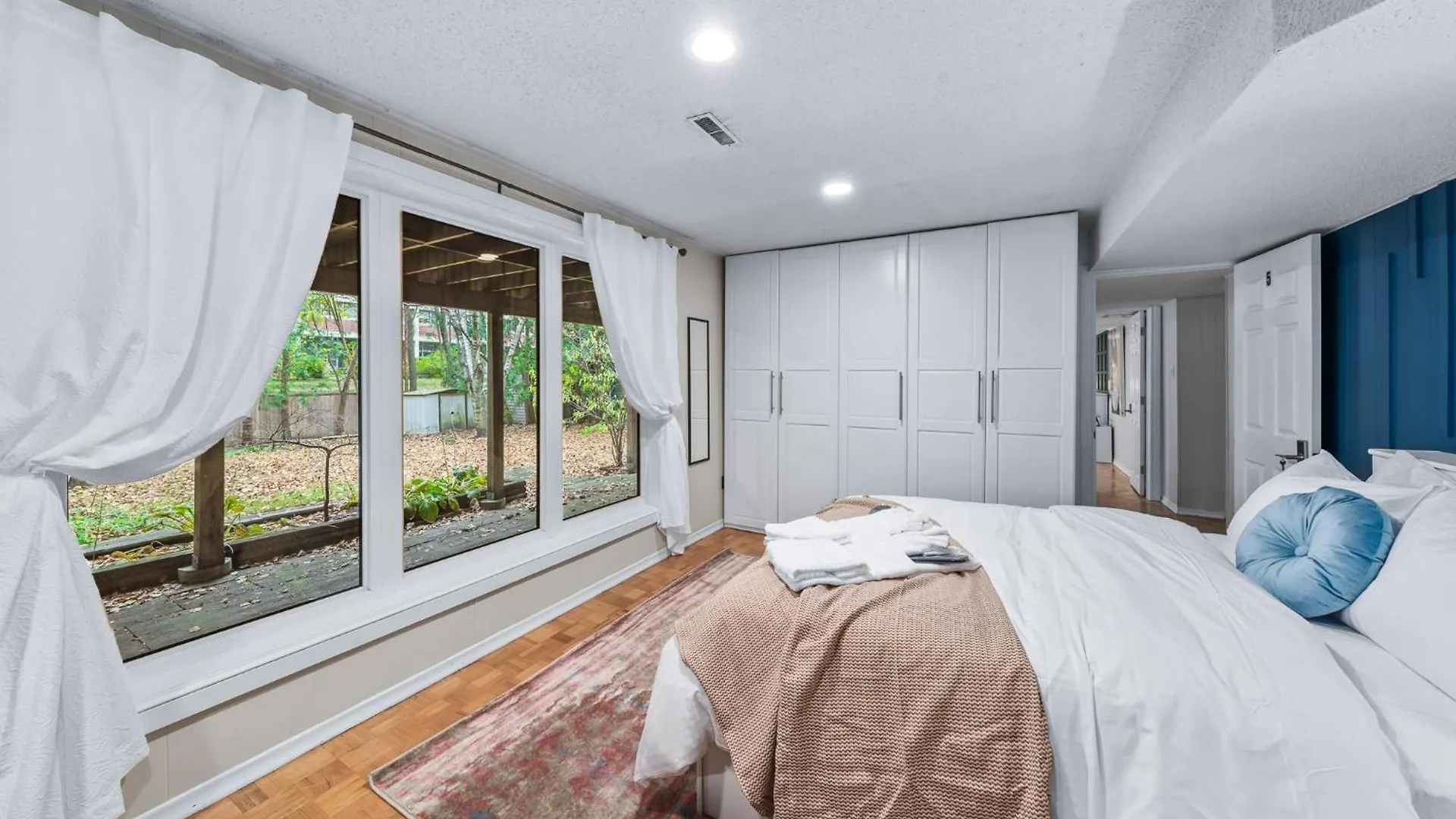Spacious Bedroom With Garden View, Fridge, Workspace Toronto Holiday home